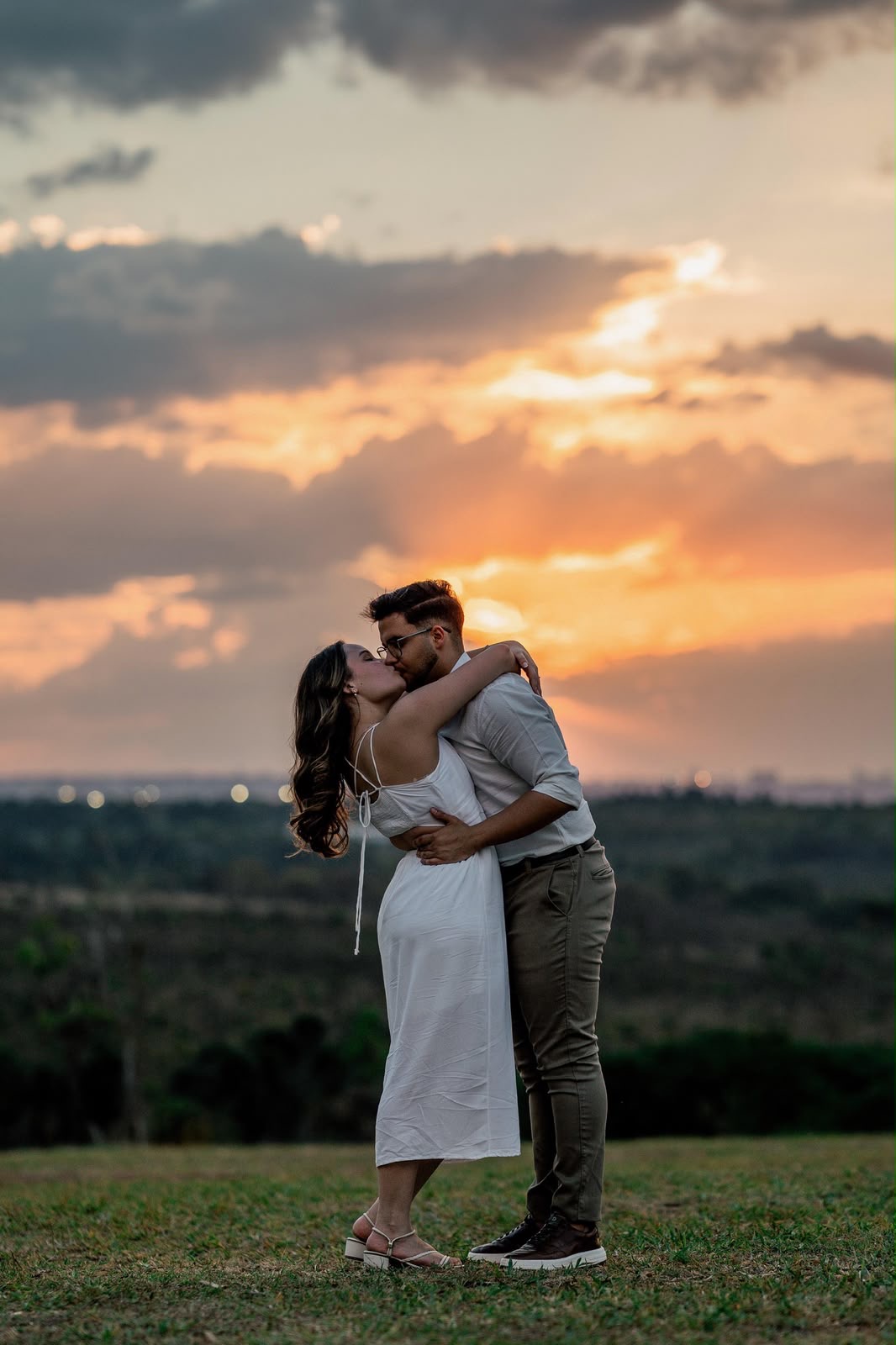 Ágatha e Witney se beijando ao pôr do sol